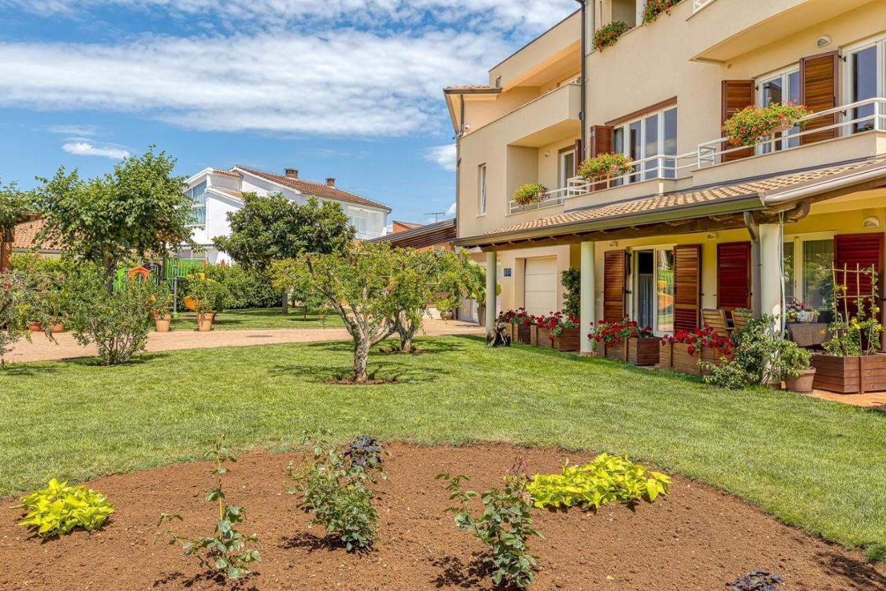 Apartment Complex Irena With Pool Poreč Eksteriør billede
