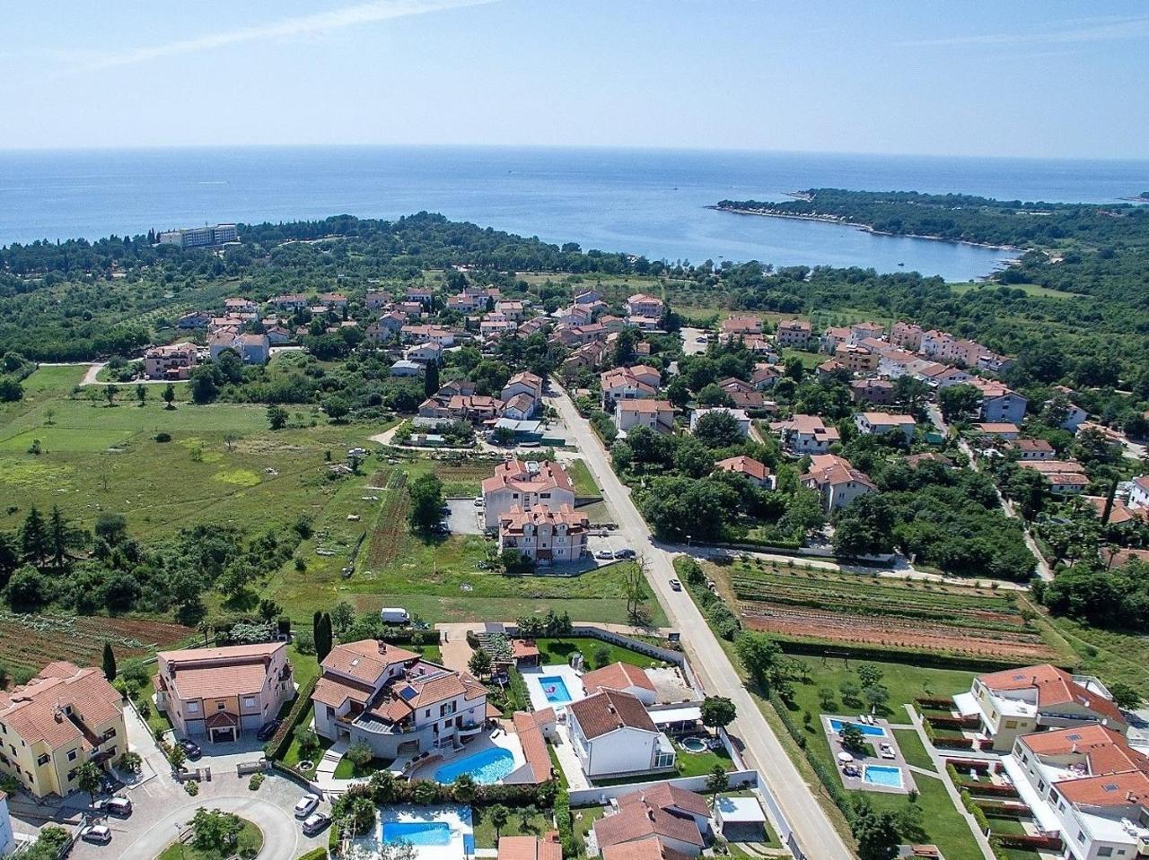 Apartment Complex Irena With Pool Poreč Eksteriør billede
